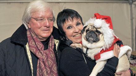 Gerd Käfer mit Ehefrau Uschi Ackermann und ihrem Mops Sir Henry im Nikolauskostüm bei einer Charity-Veranstaltung für obdachlose Menschen mit Hunden. 