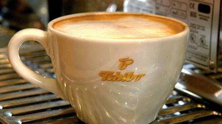 Große deutsche Kaffeeröster wie Tchibo haben ihre Preise im Außer-Haus-Verkauf abgesprochen.