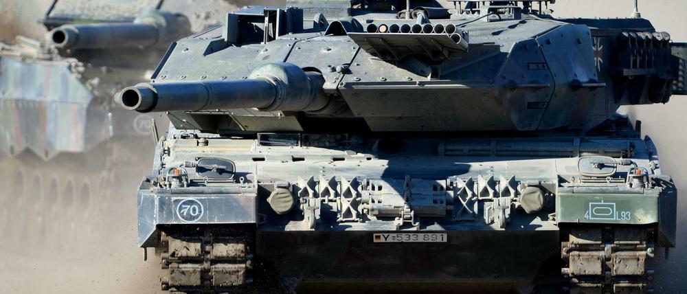 Die Kampfpanzer "Leopard 2" der Bundeswehr einsatzbereit zu halten, kostet Millionen. Hersteller Krauss-Maffei Wegmann (KMW) rechnet mit steigenden Umsätzen in den kommenden Jahren.