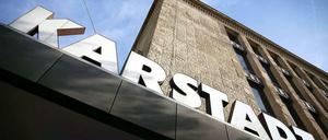 Die angeschlagene Warenhauskette Karstadt ringt um Reformen.