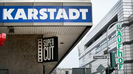 Die Warenhausketten Kaufhof und Karstadt stehen aufgrund des wachsenden Online-Handels unter Druck.