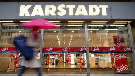 Karstadt-Beschäftigte bangen nach dem überraschenden Rücktritt der Chefin um ihre Jobs.