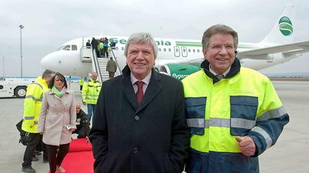 Hessens Ministerpräsident Volker Bouffier (CDU) und Jörg Ries, Sprecher der Flughafen-Geschäftsführung, vor vollendetem Werk.