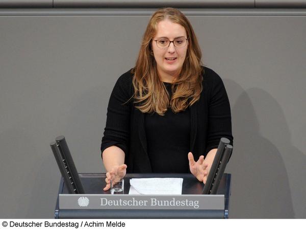 Katharina Dröge ist seit 2013 für Bündnis 90/Die Grünen im Bundestag. Die Parlamentarische Geschäftsführerin ihrer Fraktion spricht auch für Handelsfragen und hat den Fall Air Berlin intensiv begleitet.