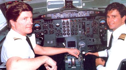 Die Lundgrens saßen bei Air Berlin im Cockpit: Vater Kim (links) und Sohn Shane Lundgren auf einem Foto aus dem Jahr 1989. Shane flog bis 2012 gelegentlich für Air Berlin. Der US-Amerikaner Kim, der die Airline 1978 gegründet hatte, sagte jetzt dem Tagesspiegel, er hoffe auf das Überleben der Marke, „ da es eine Fluggesellschaft mit einer einzigartigen Geschichte und Verbindung zu Berlin ist“.