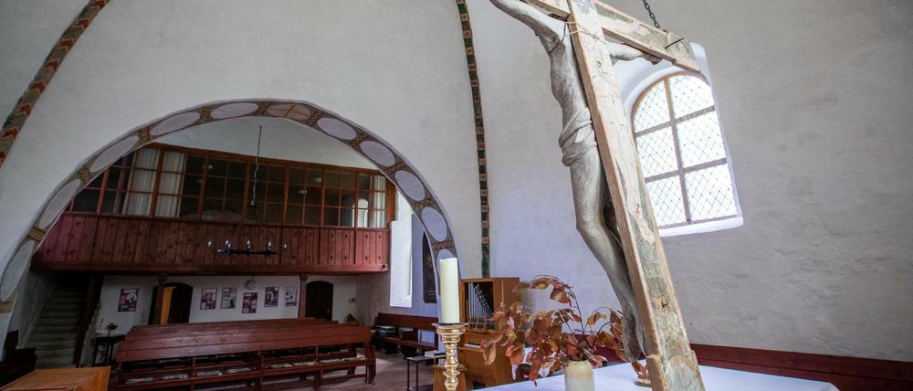 Der wegen der Corona-Schutzmaßnahmen für Gottesdienst gesperrte Raum in der Feldsteinkirche in Perlin.