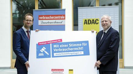 Klaus Müller, Vorstand des Bundesverbandes der Verbraucherzentralen, (l.) und ADAC-Präsident August Markl kündigen die Musterfeststellungsklage gegen den VW-Konzern in Berlin an. 
