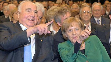 Nicht immer einer Meinung - Altkanzler Kohl und die heutige Amtsinhaberin Merkel.