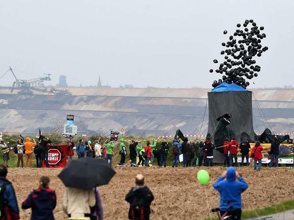 Umweltschützer bildeten entlang der Bruchkante des Braunkohletagebaus in Garzweiler einer 7,5-Kilometer lange Menschenkette. Es war nach Veranstalterangaben die größte Demonstration, die im Rheinland jemals gegen die Braunkohle stattgefunden hatte.