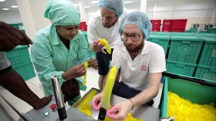 Qualitätskontrolle. In einer Fabrik in Malaysia testen die Firmengründer die Reißfestigkeit ihrer Öko-Kondome.