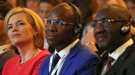 Julia Klöckner (CDU), Bundesagrarministerin, neben ICCO-Direktor Jean-Marc Anga und dem Handelsminister der Elfenbeinküste, Souleymane Diarrassouba