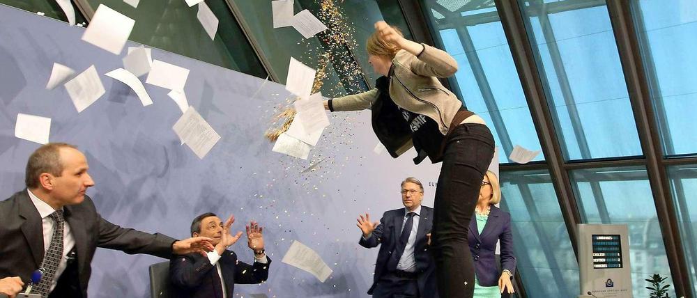 Konfetti-Attacke: Eine Demonstrantin bewirft Draghi mit Konfetti.