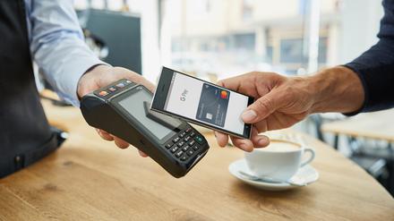 An den meisten Geräten für Kartenzahlung kann man auch mit dem Smartphone zahlen.