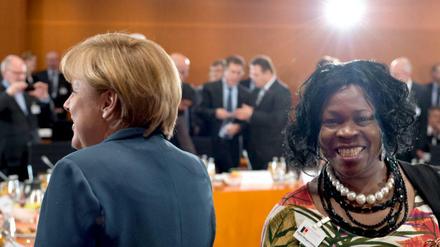 Bundeskanzlerin Angela Merkel (CDU) und Virginia Wangare-Greiner von der Selbsthilfegruppe Afrikanischer Frauen e.V. berieten bereits 2013 über die bessere Einbindung von Migranten in den Arbeitsmarkt. Das Konto-für-alle wäre ein wichtiger Schritt. 