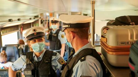 Notfalls kommt die Polizei: Maskenverweigerer können aus dem Zug geworfen werden. 