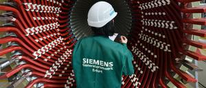 Einen Generatorständer betrachtet eine Mitarbeiterin der Factory Services im Siemens-Generatorenwerk. 