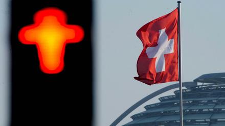 Rotes Licht für die Lohnungleichheit: In der Schweiz wird am Freitag auf die Lücke zwischen Männer- und Frauengehältern aufmerksam gemacht.
