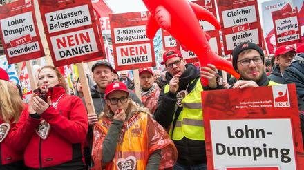Umstrittenes Arbeitsmodell. Bürger demonstrieren in München gegen die schlechtere Bezahlung von Zeitarbeitern.