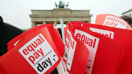 Gleicher Lohn für alle: Fähnchen beim einer Kundgebung zum Equal Pay Day in Berlin aufgestellt.