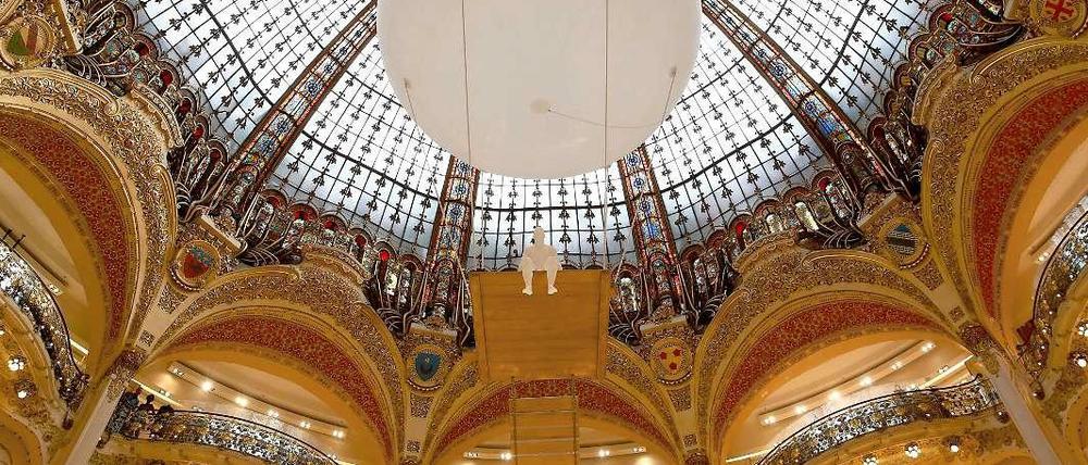 Prunkvoll: Kuppel der Galeries Lafayette in Paris, hier mit einem Werk des französischen Künstlers Philippe Ramette.