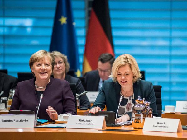 Im Kanzleramt: Angela Merkel (links) und Agrarministerin Julia Klöckner wollen "faire Beziehungen" zwischen Handel und Erzeugern. 