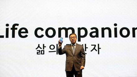 Ein Begleiter fürs Leben. Lee Don-joo, Marketing-Chef des Mobilfunkgeschäfts von Samsung, mit dem Galaxy S4, das am 27. April in die Läden kommt.