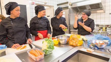 In Frankfurt/Main machen Nicht-Hörende, Hörende und Schwerhörige gemeinsam eine Gastronomie-Ausbildung. Der Start in den Beruf ist ein Schwerpunkt der „Initiative Inklusion“.