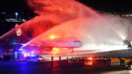 Die letzte Maschine der Fluggesellschaft Air Berlin wird von der Feuerwehr auf dem Rollfeld mit Wasserfontänen empfangen. 