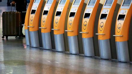 Die Check-in-Automaten der Lufthansa am Flughafen in Frankfurt. 