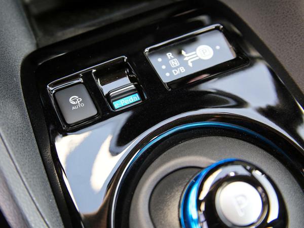 Mit dem Gaspedal bremsen. Im Nissan Leaf kann der Fahrer das E-Pedal aktivieren. Das Gaspedal ist dann gleichzeitig auch das Bremspedal. 