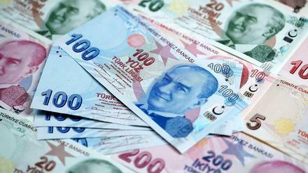 Seit Anfang des Jahres steht die türkische Lira massiv unter Druck. Am Montag erreichte sie einen neuen Tiefststand zum Dollar.