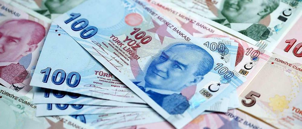 Seit Anfang des Jahres steht die türkische Lira massiv unter Druck. Am Montag erreichte sie einen neuen Tiefststand zum Dollar.