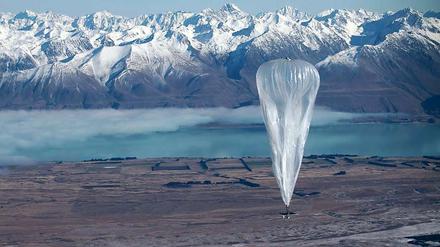 Mit einem waghalsigen Projekt will Google Weltregionen ohne Internetanschluss aus Ballons in 20 Kilometern Flughöhe mit einem Netzzugang versorgen. In der Nähe des Lake Tekapo auf der Südinsel Neuseelands wurden 30 Ballons für ein Pilotprojekt gestartet. Der Projekt-Name „Loon“ der Name spielt auf die englischen Wörter „balloon“ (Ballon) und „lunatic“ (verrückt) an.