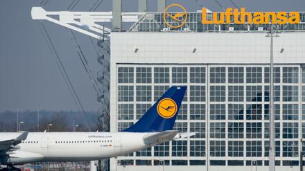 Ein Flugzeug der Lufthansa auf dem Rollfeld in München.