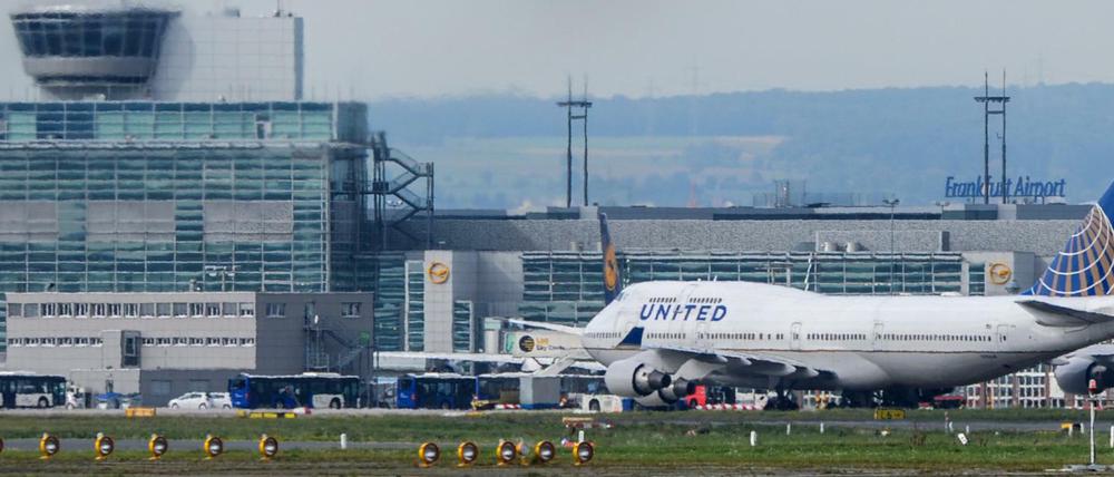 Ein Flugzeug Airbus der Lufthansa startet am Flughafen in Frankfurt am Main (Hessen).