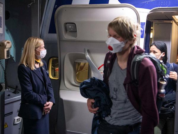 Maskenpflicht: Seit zwei Wochen müssen Passagiere einen Mund-Nasen-Schutz an Bord tragen. 