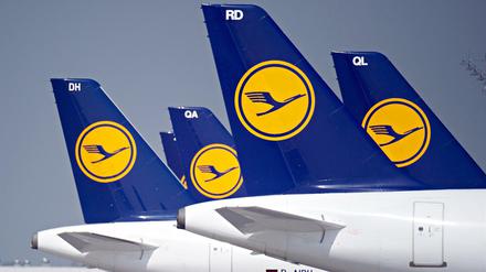 Maschinen der Lufthansa stehen auf dem Flughafen „Franz Josef Strauß“ in München 