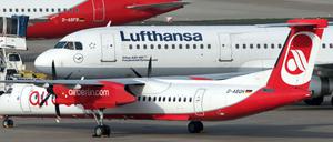 Eng verwoben: Flugzeuge von Lufthansa und Air Berlin auf dem Flughafen Berlin-Tegel. 