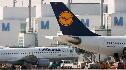 Maschinen der Lufthansa sollen am Dienstag am Boden bleiben.