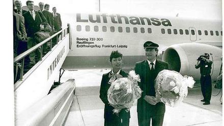 Blumen für Crew des ersten deutsch-deutschen Linienfluges LH 6010 von Frankfurt nach Leipzig am 10. August 1989. 