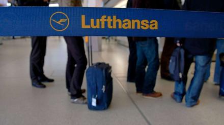 Streik bei der Lufthansa - was Fluggästen jetzt droht und welche Rechte die Passagiere haben.
