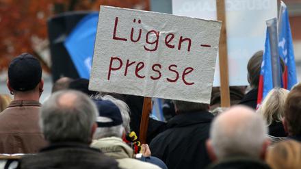 Auf einem Schild einer Demonstrantin steht das Wort "Lügenpresse". 