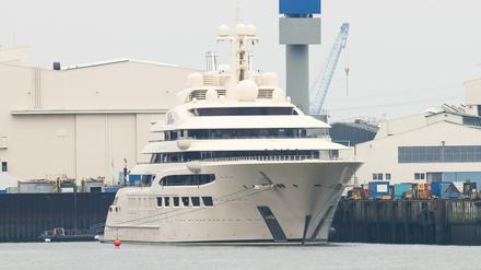 Die im Hamburger Hafen liegende Luxusjacht ist auf Basis der EU-Sanktionen festgesetzt worden (Symbolbild)