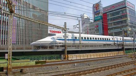 Mit Höchstgeschwindigkeit. Die meisten der zerstörten Trassen für den Schnellzug Shinkansen seien wieder hergestellt, sagt die japanische Tourismus-Behörde.