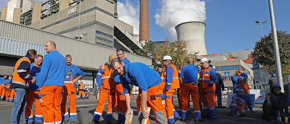 RWE-Beschäftigte stehen vor dem Kraftwerk Neurath I. Mitarbeiter des Energiekonzerns RWE haben Zufahrten zu den Tagebauen und Kraftwerken im Rheinischen Revier blockiert. 