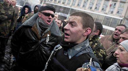 Mitglieder der selbsternannten "Selbstverteidigungskräfte" in der Innenstadt von Kiew, aufgenommen am 1. März 2014.
