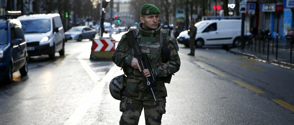Bewaffnete Polizisten im Norden von Paris. Vor einem Polizeirevier haben Beamte einen Mann erschossen, der in das Gebäude eindringen wollte.