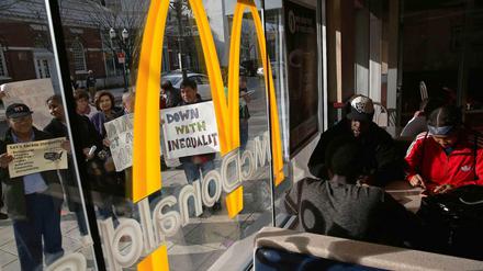 Anfang April demonstrierten Aktivisten in den USA gegen die ihrer Ansicht nach zu geringen Löhne bei Fast-Food-Ketten wie McDonald's.