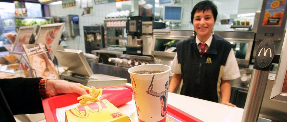 Einige der McDonald's-Angestellten können sich freuen: Sie kriegen einen Dollar mehr pro Stunde. Die Meisten gehen aber leer aus. 