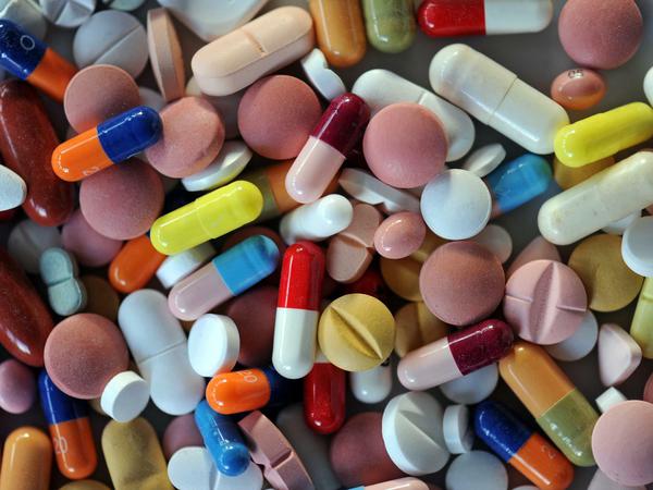 In Großbritannien lagern die Arzneimittelkonzerne sicherheitshalber Medikamente ein.